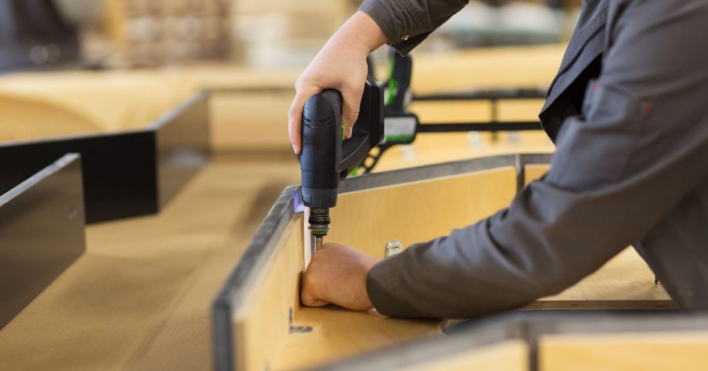 Como Montar Guarda-Roupa em Feira de Santana: 5 Passos e Dicas capa montador de moveis em Feira de Santana